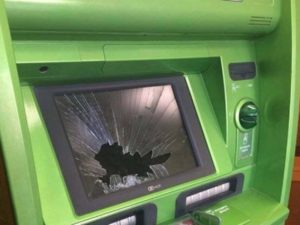 Житель Новозыбкова по пьяни разгромил банкомат попавшейся под руку урной и тротуарной плиткой