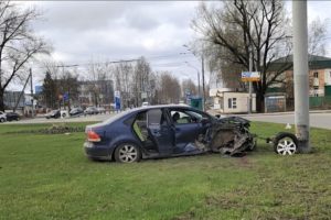 ДТП в Брянске: легковая машина въехала в столб, двое тяжело травмированы