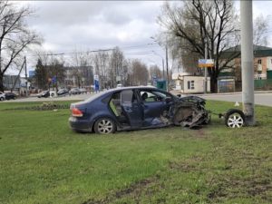 ДТП в Брянске: легковая машина въехала в столб, двое тяжело травмированы