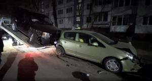 Массовое ДТП в брянском дворе: пьяный водитель протаранил сразу девять припаркованных машин