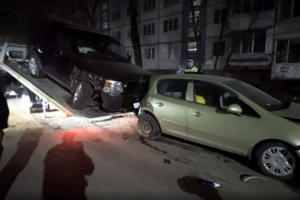 Массовое ДТП в брянском дворе: пьяный водитель протаранил сразу девять припаркованных машин
