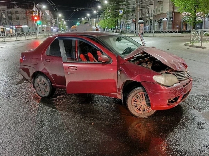 ДТП в Брянске: нетрезвая женщина-водитель спровоцировала столкновение легковушек около БУМа