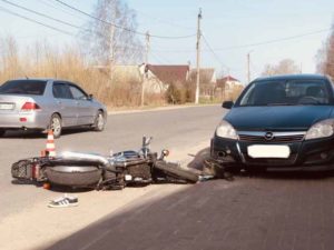 В Новозыбкове в ДТП с двумя иномарками серьезно пострадал мотоциклист