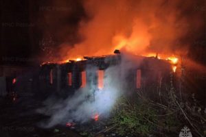 Ночной пожар в Карачеве: сгорел дотла дом, в огне погиб неустановленный мужчина