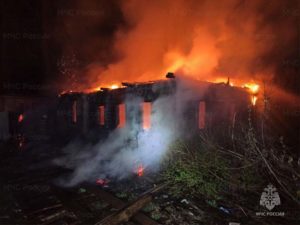 Ночной пожар в Карачеве: сгорел дотла дом, в огне погиб неустановленный мужчина