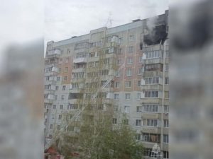 Брянские пожарные потушили горевшую квартиру на девятом этаже, четыре человека эвакуировано