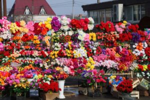 В Брянске к Радонице работают площадки по торговле искусственными цветами