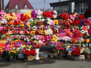 В Брянске к Пасхе и Радонице открылись площадки по торговле искусственными цветами