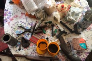 Служебная овчарка нашла в частном доме в Брянске тайник с оружием и боеприпасами