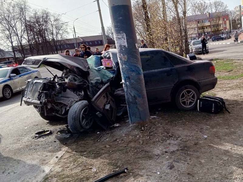 Смертельное ДТП в Брянске: иномарка вылетела на остановку, убила женщину и врезалась в столб