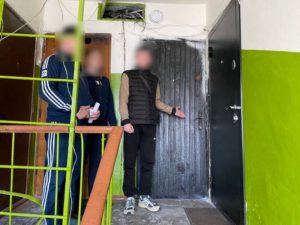 Трое подростков решили «подзаработать» умышленным поджогом дверей в Брянске