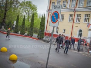 Школу №4 в Брянске попытались «обезопасить» от проезжей части