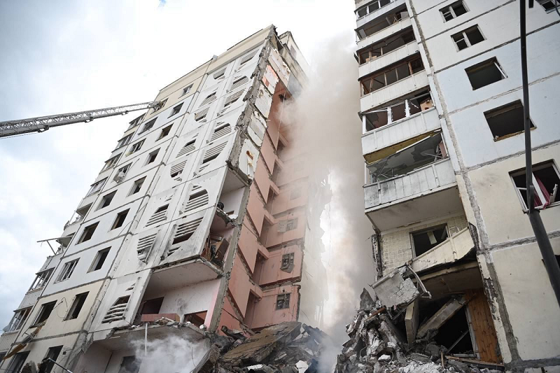 Трагедия в Белгороде: ракетой разрушен подъезд десятиэтажного дома, идёт разбор завалов, СК возбудил дело о теракте