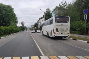 ДТП в Карачеве: туристический автобус ударил сзади легковушку