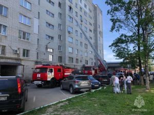 В Брянске при пожаре в многоэтажке две женщины отравились угарным газом