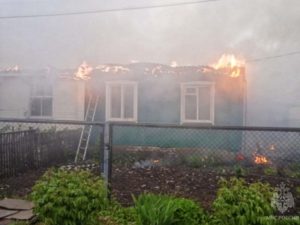 В Комаричах при пожаре полностью выгорела крыша двухквартирного дома