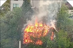Пожар в Брянске: огонь полностью уничтожил жилой дом недалеко от областной больницы