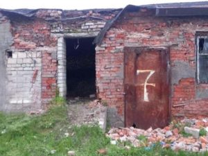 В Клинцах мужчина погиб, свалившись в подвал бесхозного гаража с железными штырями на дне