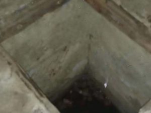 В Клинцах мужчина погиб, свалившись в подвал бесхозного гаража с железными штырями на дне