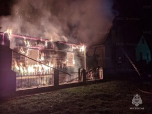 Два дома сгорели ночью в пригороде Карачева, жертв нет