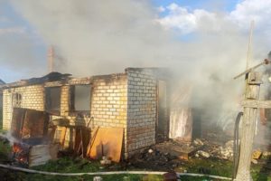 Пожар в Комаричском районе: жилой дом выгорел полностью