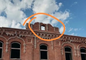 Реставрируемое здание канатной фабрики Мартынова в Брянске настолько очистилось, что стали видны новые детали