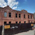 Реставрируемое здание канатной фабрики Мартынова в Брянске настолько очистилось, что стали видны новые детали