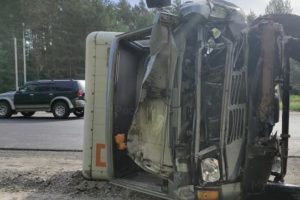 ДТП в Фокино: легковушка улетела в кювет, фургон перевернулся