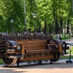 В Брянске, в парке железнодорожников появился новый-арт объект – лавка в стиле стимпанк