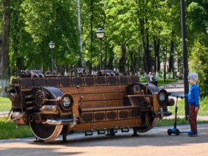 В Брянске, в парке железнодорожников появился новый-арт объект – лавка в стиле стимпанк