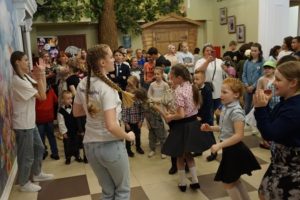 Брянский театр кукол преподнёс детям «Сказку в подарок»