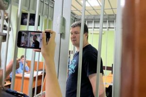 «Криминальное чтиво» по-брянски: обвиняемая во взятках судебный пристав обвинила в вымогательстве оппозиционного блогера