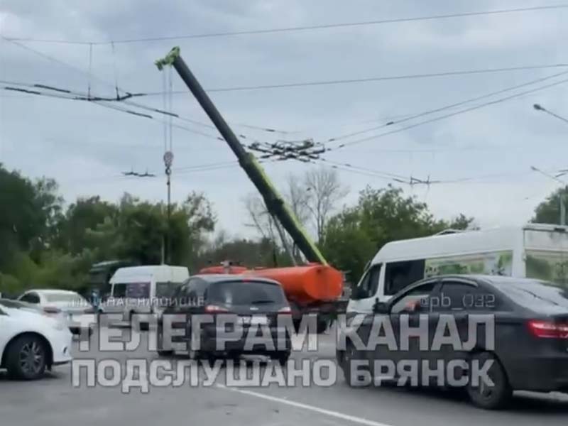 Движение по улице Речной в Брянске ограничено из-за ликвидации последствий ДТП с бензовозом