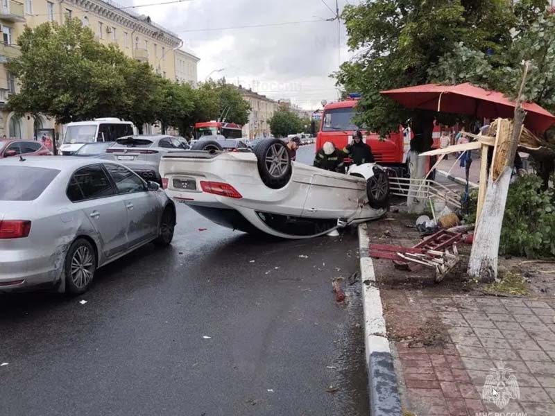 В центре Брянска на проспекте Ленина перевернулась легковушка