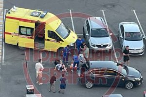 В Брянске на парковке у ТРЦ «Бум сити» иномарка сбила 9-летнего ребёнка
