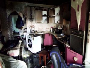 Пожар на проспекте Московском в Брянске: сгорела кухня, из подъезда эвакуированы 10 человек