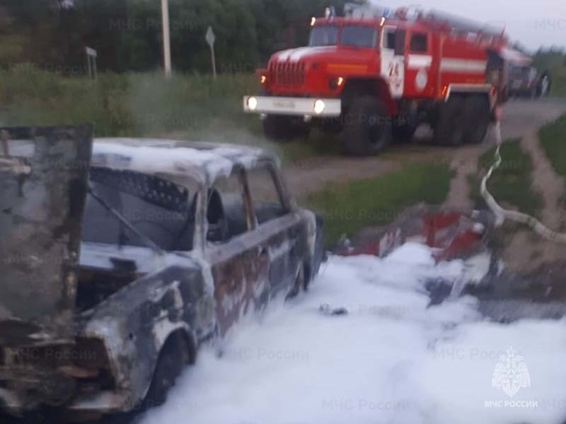 В селе под Комаричами сгорел автомобиль