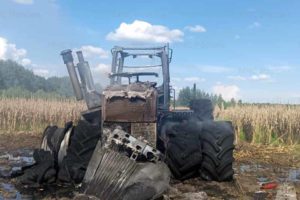 В поле под Клинцами дотла сгорел трактор