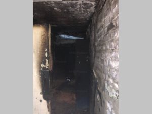 Ночной пожар в Бежице: горевшая квартира вынудила пожарных эвакуировать весь подъезд