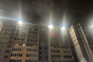 Пожар в Брянске: горевшая квартира вынудила пожарных ночью эвакуировать 100 человек