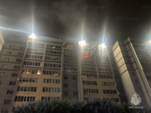 Пожар в Брянске: горевшая квартира вынудила пожарных ночью эвакуировать 100 человек
