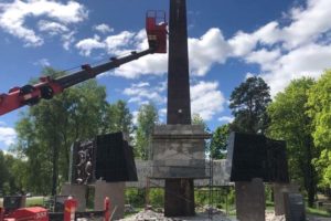 В Клинцах благоустраивают памятник «Героям Отечества»