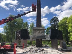 В Клинцах благоустраивают памятник «Героям Отечества»