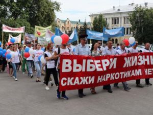 В Брянске полицейские и волонтёры прошлись в антинаркотическом «Марше жизни»