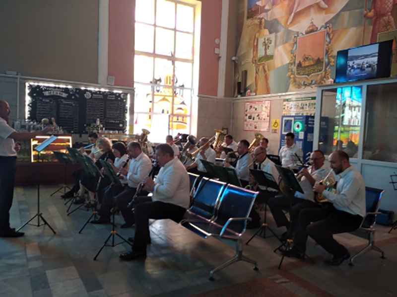 Духовой оркестр вновь встречает пассажиров на Брянске-Орловском. Каждую пятницу