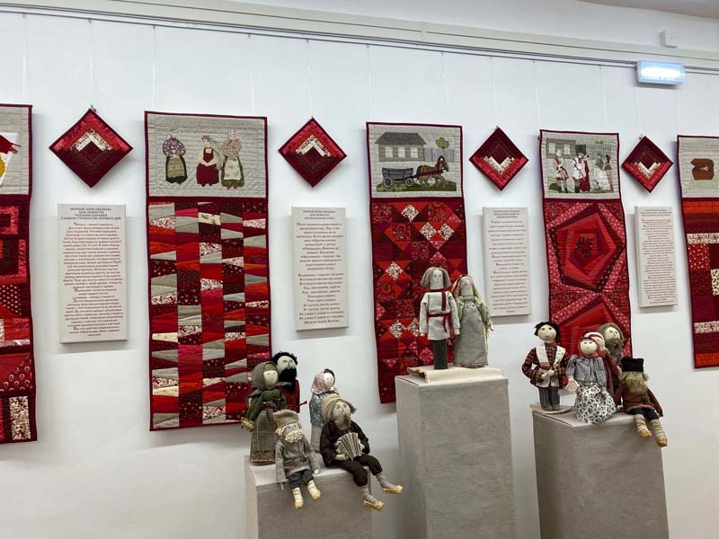 В тютчевском Овстуге работает выставка «Свадебный обряд в традициях Брянского края»