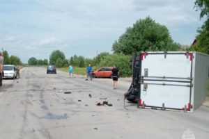 ДТП в Почепе: автофургон упал набок после столкновения с легковушкой