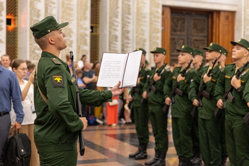 Брянские новобранцы Преображенского полка приняли присягу в Музее Победы