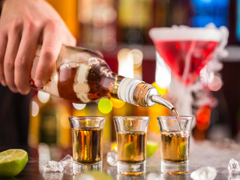 До миллилитра: новые правила учёта крепкого алкоголя действуют с 1 июля для всех заведений общепита
