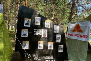 Города-герои на окраине Брянска: команды на фестивале «Лесное раздолье» стилизовали свои лагеря
